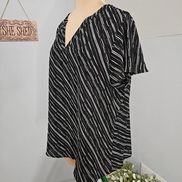 Maurices Black and White Women's Top Plus Size 1X Y Neck Tunic Dark Whimsical - Picture 4 of 14